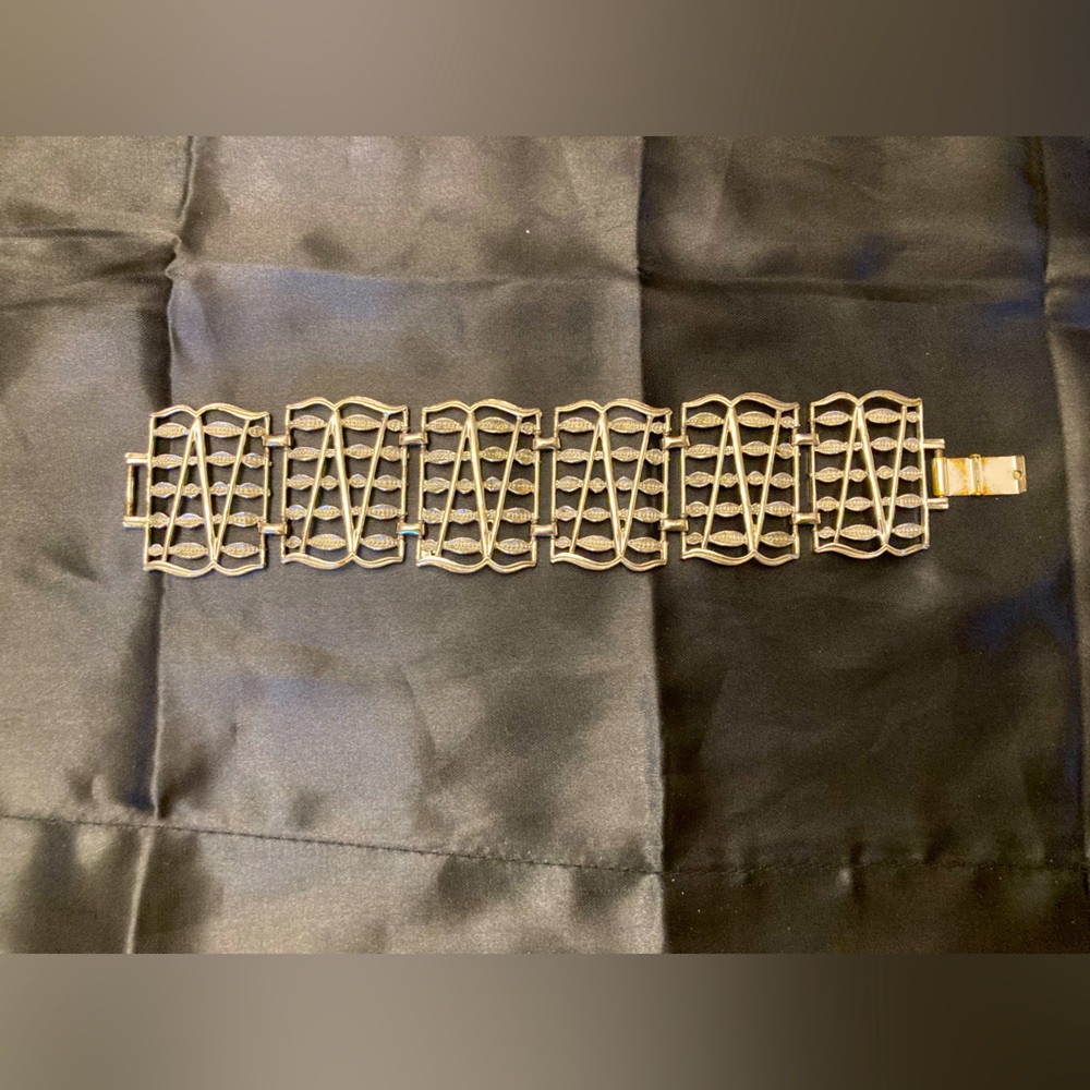 Vintage bracelet very intricate design in Silver-tone, Solid, well-made